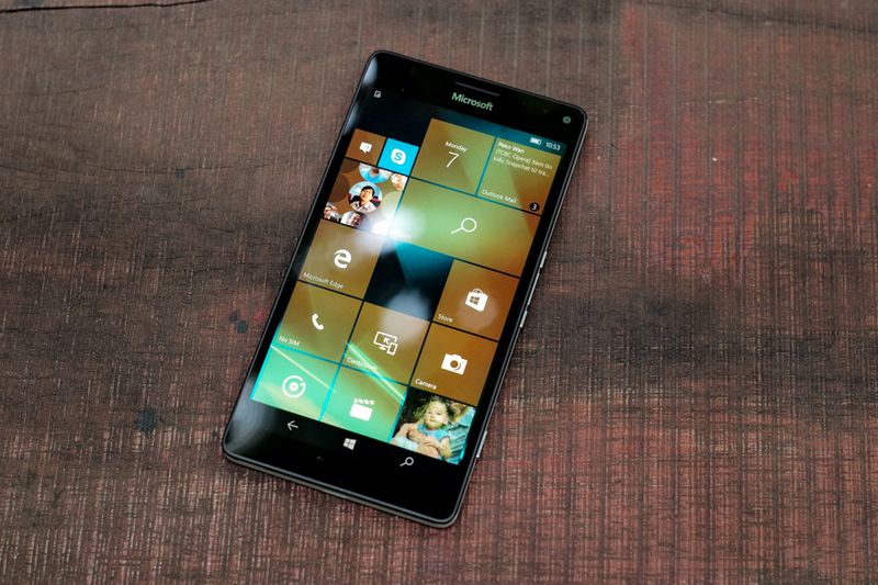 Lumia 950 XL có màn hình 5.7 inch độ phân giải 2K sắc nét, góc nhìn rộng và độ sáng cao.