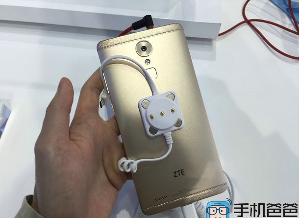 ZTE Axon Max (nguồn phonearena.com)