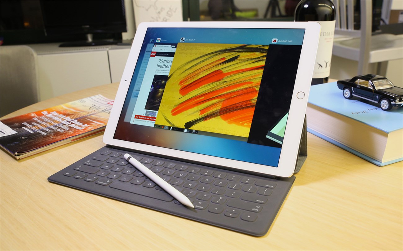 Apple iPad Pro cùng bàn phím Smart Keyboard và bút Apple Pencil Apple iPad Pro cùng bàn phím Smart Keyboard và bút Apple Pencil
