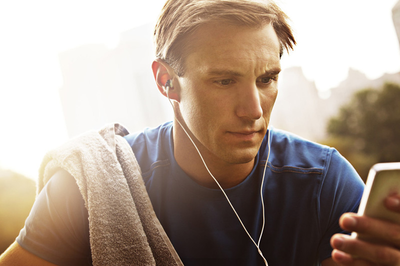 listen-music-iphone listen-music-iphone