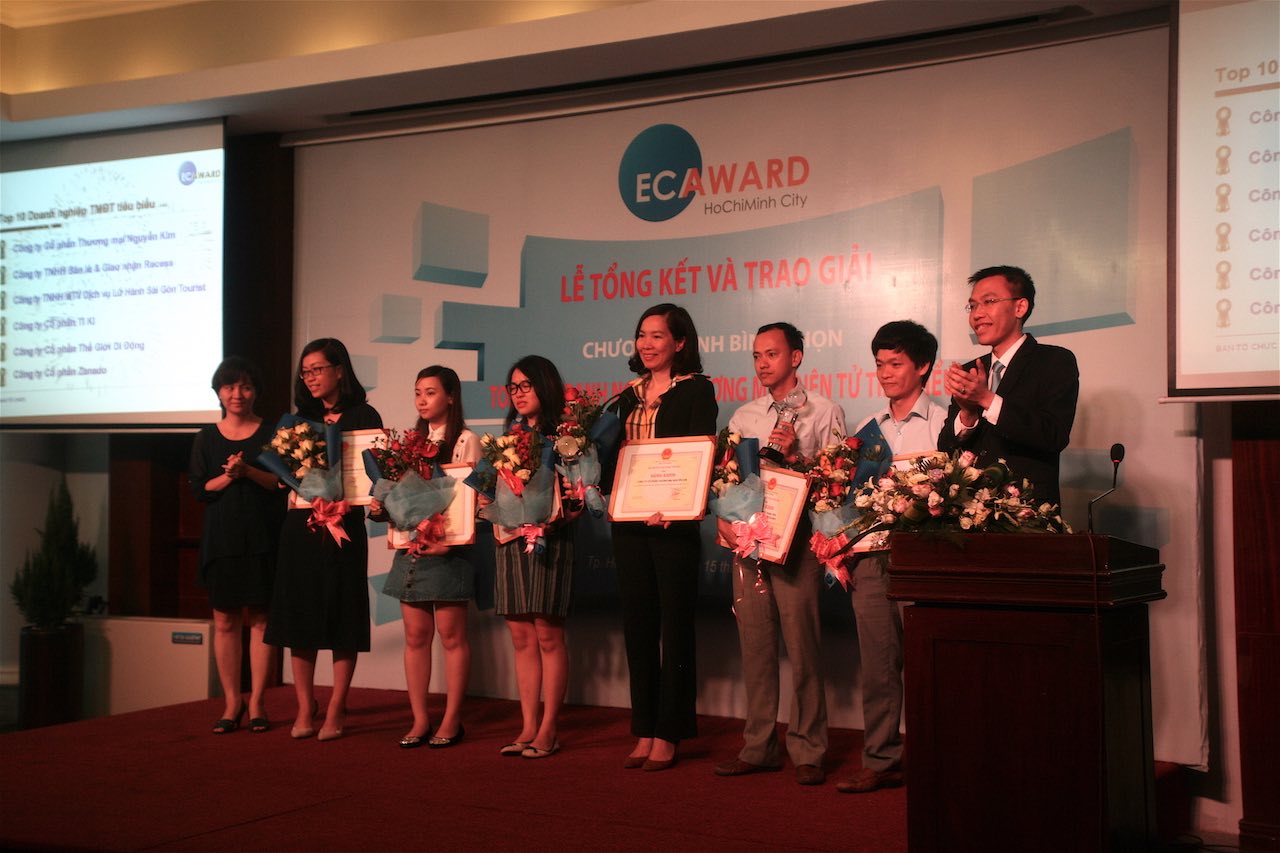 Các doanh nghiệp nhận bằng khen và cúp lưu niệm Các doanh nghiệp nhận bằng khen và cúp lưu niệm