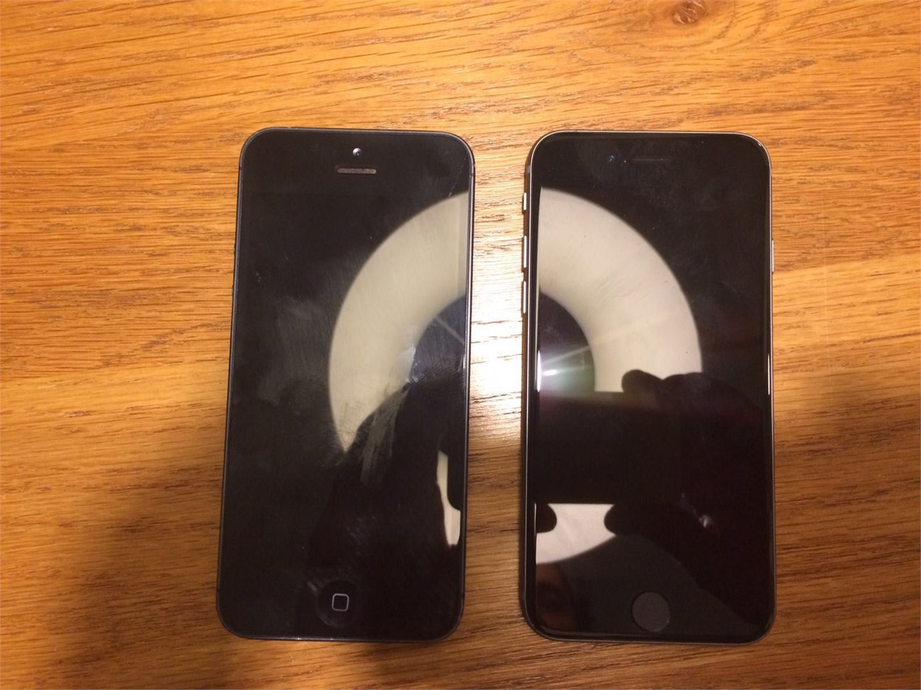 iPhone 5SE mới đây xuất hiện bên cạnh iPhone 5 iPhone 5SE mới đây xuất hiện bên cạnh iPhone 5