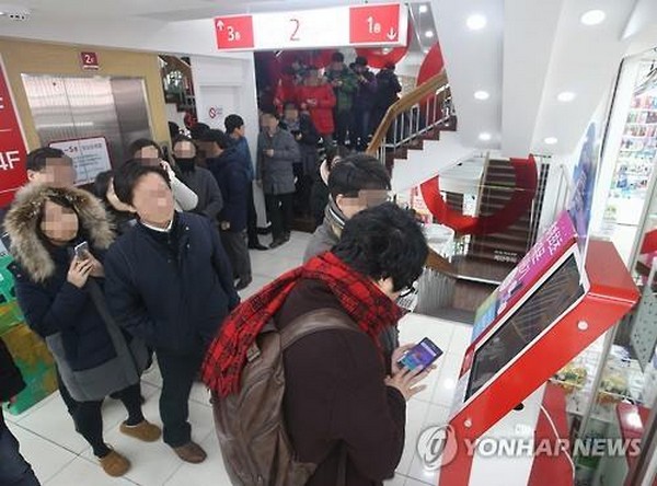 Người dân Hàn Quốc xếp hàng mua smartphone Xiaomi Người dân Hàn Quốc xếp hàng mua smartphone Xiaomi