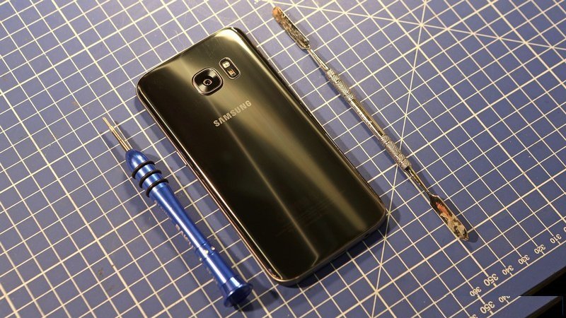 Vừa mới ra mắt, Galaxy S7 đã được Vừa mới ra mắt, Galaxy S7 đã được lên bàn mổ