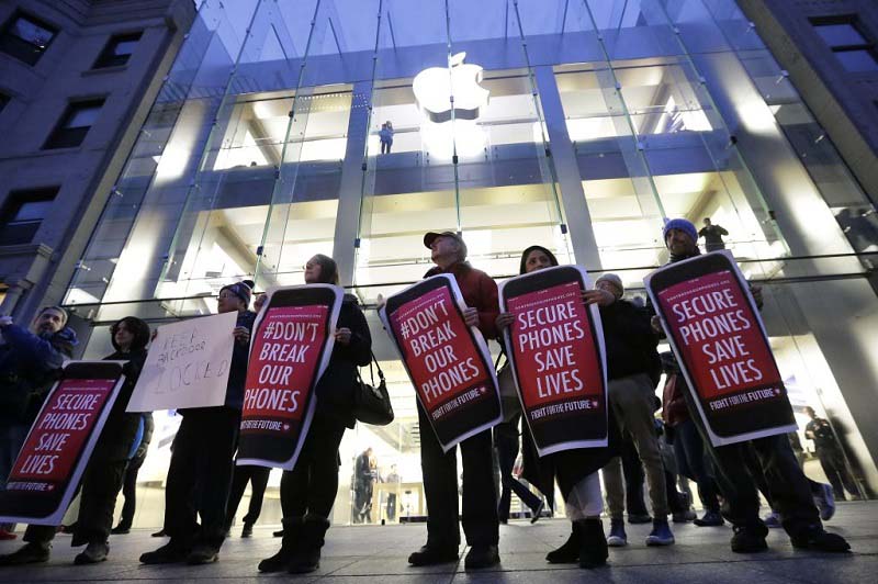 Người dân tỏ thái độ ủng hộ trước trụ sở Apple Người dân tỏ thái độ ủng hộ trước trụ sở Apple