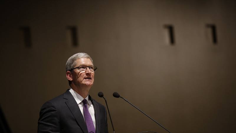 Apple thách thức FBI tự mở khóa iPhone Apple thách thức FBI tự mở khóa iPhone