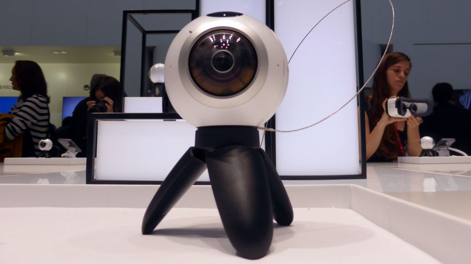 LG 360 VR, 360 Cam và Samsung Gear 360 đã có giá bán