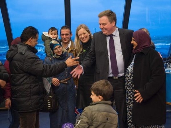 Thủ tướng Iceland Sigmundur Gunnlaugsson (giữa) chào đón người tị nạn Syria. Ảnh: AFP Thủ tướng Iceland Sigmundur Gunnlaugsson (giữa) chào đón người tị nạn Syria. Ảnh: AFP