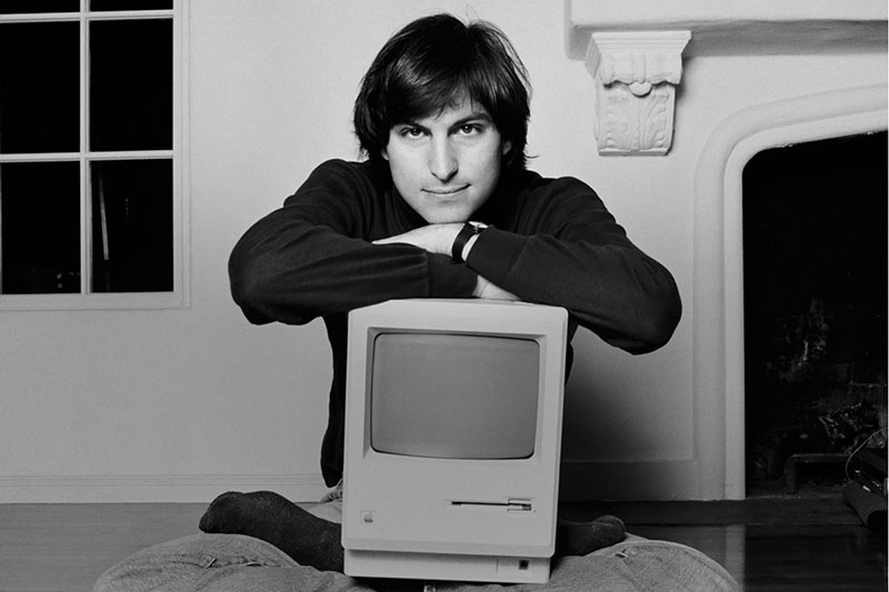 steve-jobs-with-macintosch steve-jobs-with-macintosch