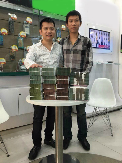 Ông Đỗ Trọng Hiếu (bên trái) giao dịch với ông Nguyễn Tiến Chiến. Ông Đỗ Trọng Hiếu (bên trái) giao dịch với ông Nguyễn Tiến Chiến.