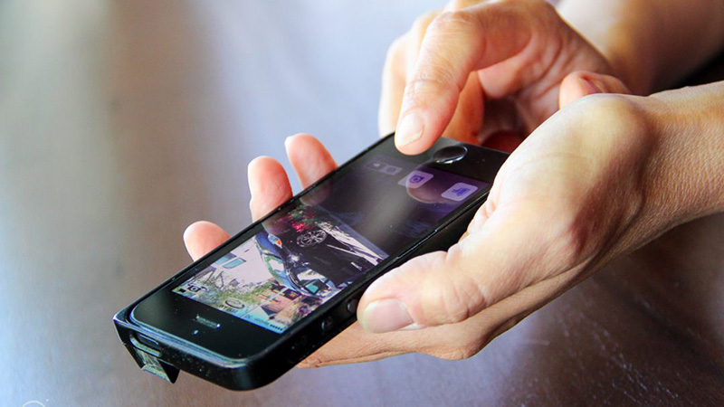iphone_1 Bạn là người thích chụp lén, hãy mua ngay phụ kiện này