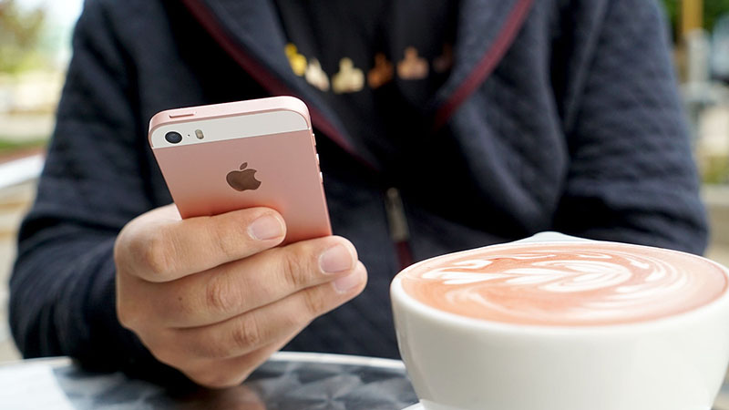 Apple iPhone SE và cafe