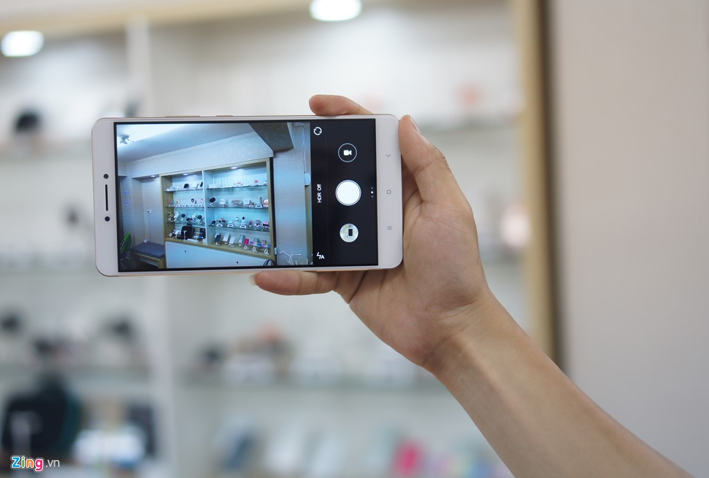 Máy sử dụng camera sau 16 megapixel