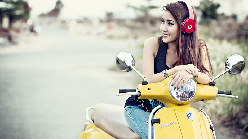 headphone-and-girl-lifestyle