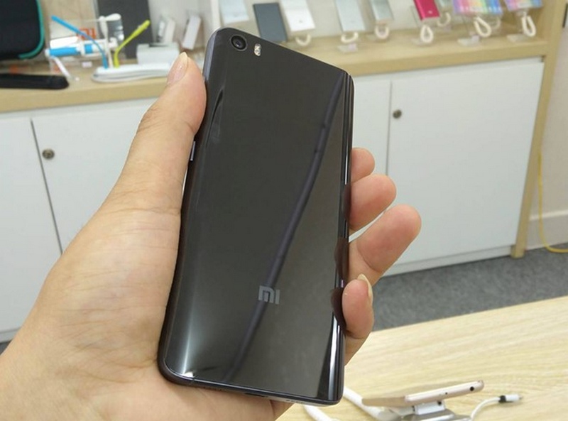 Xiaomi Mi 5 bản vỏ gốm không thể xước về Việt Nam với giá không rẻ Xiaomi Mi 5 bản vỏ gốm không thể xước về Việt Nam với giá không rẻ