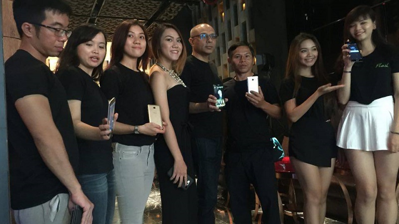 Flash Plus 2 màn hình full HD, giá 3 triệu chính thức lên kệ tại VN Flash Plus 2 màn hình full HD, giá 3 triệu chính thức lên kệ tại VN