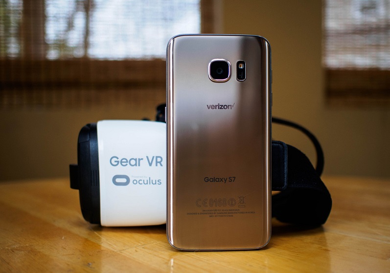 chiếc kính Gear VR của chính Samsung