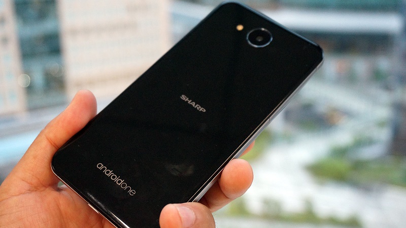 Smartphone Android One đầu tiên từ Nhật Bản: Pin trâu, hỗ trợ chống nước Smartphone Android One đầu tiên từ Nhật Bản: Pin trâu, hỗ trợ chống nước