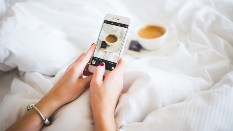 Chuyện về cô gái sợ cầm nhầm iPhone tẩm thuốc mê và cái kết... Chuyện về cô gái sợ cầm nhầm iPhone tẩm thuốc mê và cái kết...