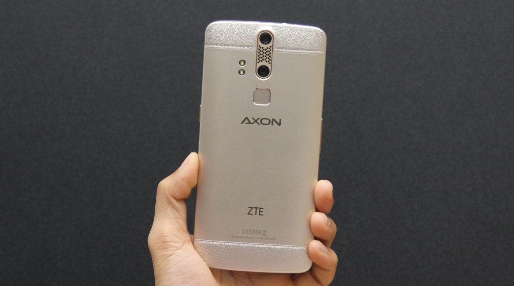 ZTE Axon nổi bật với dàn camera, đèn LED Flash và cảm biến vân tay phía sau ZTE Axon nổi bật với dàn camera, đèn LED Flash và cảm biến vân tay phía sau