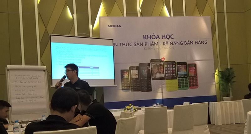 Bức ảnh được cho là chụp lại một buổi tập huấn nhân viên chuẩn bị cho màn ra mắt của model mới Bức ảnh được cho là chụp lại một buổi tập huấn nhân viên chuẩn bị cho màn ra mắt của model mới