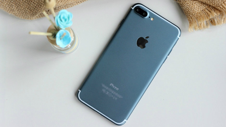 Lần đầu tiên iPhone 7 Plus lộ ảnh thật với màu xanh khó cưỡng Lần đầu tiên iPhone 7 Plus lộ ảnh thật với màu xanh khó cưỡng