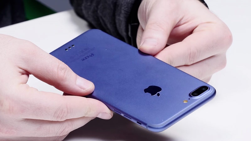 iPhone 7 Plus tái xuất trên tay Lâm Chí Dĩnh iPhone 7 Plus tái xuất trên tay Lâm Chí Dĩnh