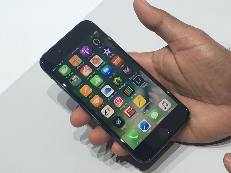 iPhone 7 được cài sẵn phiên bản hệ điều hành mới nhất - iOS 10 iPhone 7 được cài sẵn phiên bản hệ điều hành mới nhất - iOS 10