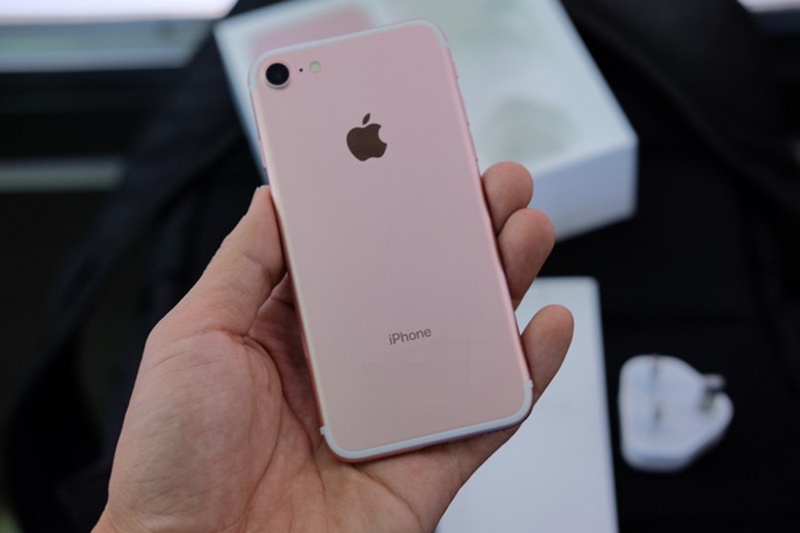 Mở hộp iPhone 7 màu hồng đầu tiên về VN, giá 34 triệu