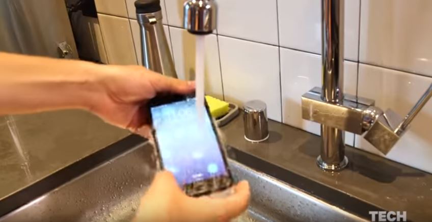 Thử nghiệm khả năng kháng nước của iPhone 7 Thử nghiệm khả năng kháng nước của iPhone 7