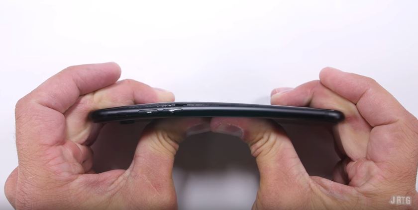 Thử độ bền, chống xước, bẻ cong iPhone 7 Thử độ bền, chống xước, bẻ cong iPhone 7