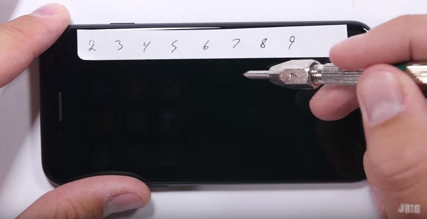 Thử độ bền, chống xước, bẻ cong iPhone 7 Thử độ bền, chống xước, bẻ cong iPhone 7