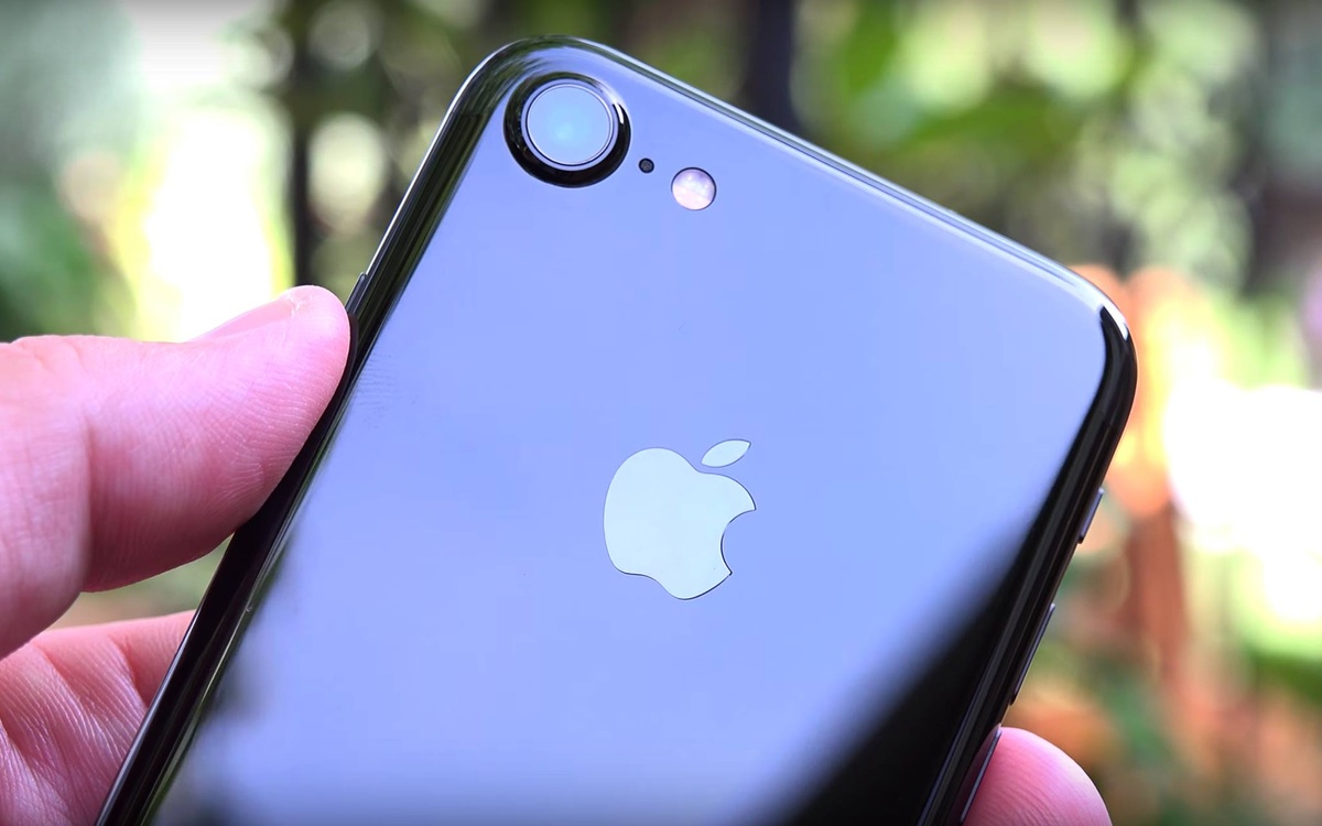 Giá iPhone 7 lao dốc về ngang bằng với giá chính hãng