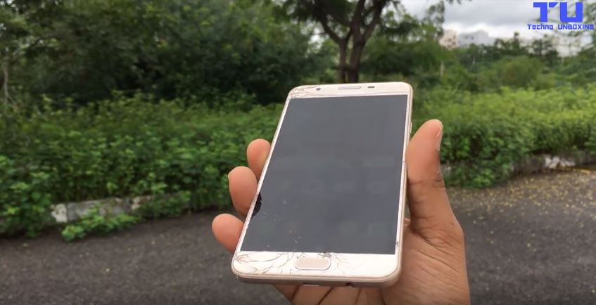 Thả rơi Galaxy J7 Prime xem độ bền của kính Gorilla Glass 4 Thả rơi Galaxy J7 Prime xem độ bền của kính Gorilla Glass 4