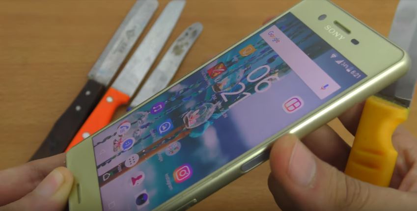 Dùng dao thật chém trái cây trên màn hình Xperia X