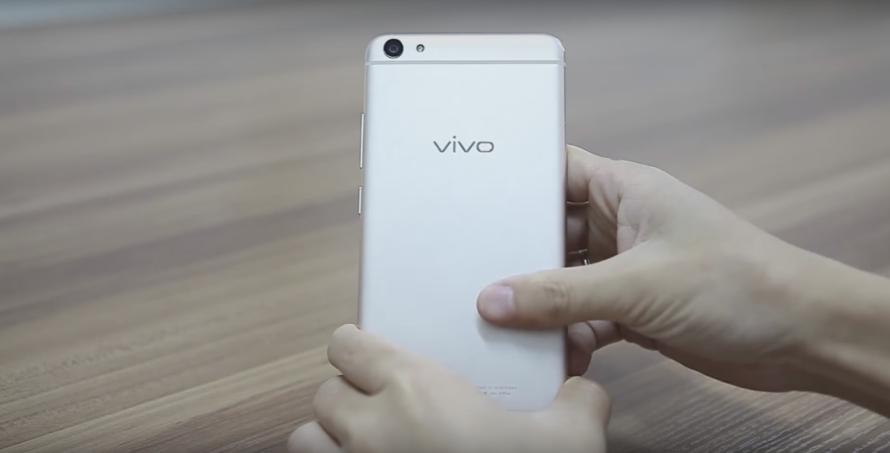 Vivo X7 Plus có thiết kế khá giống với OPPO F1s