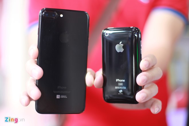 iPhone 3GS bên cạnh iPhone 7 Plus màu Jet Black iPhone 3GS bên cạnh iPhone 7 Plus màu Jet Black