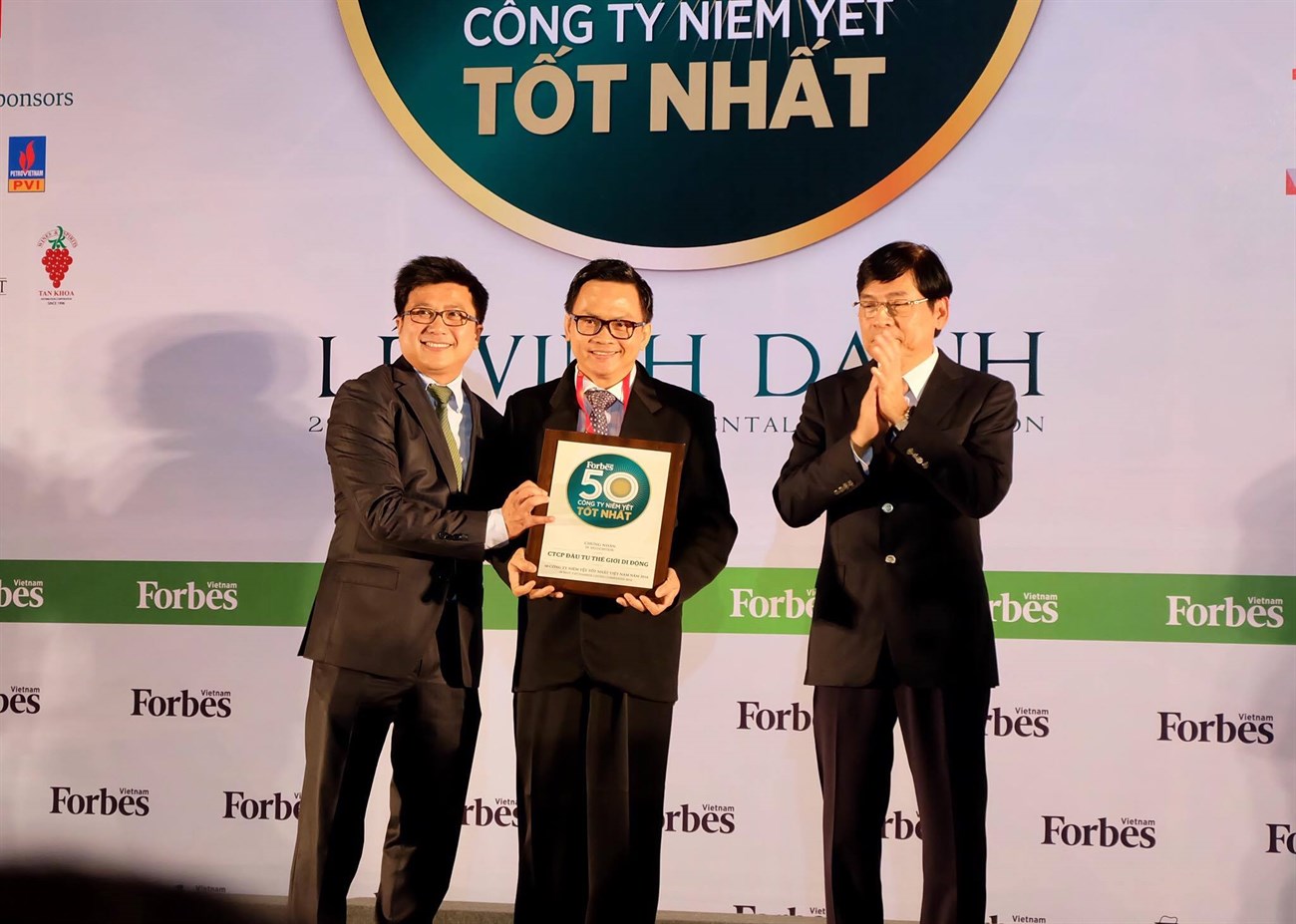 Ông Trần Huy Thanh Tùng đại diện Thế giới di động lên nhận giải thưởng Ông Trần Huy Thanh Tùng đại diện Thế giới di động lên nhận giải thưởng