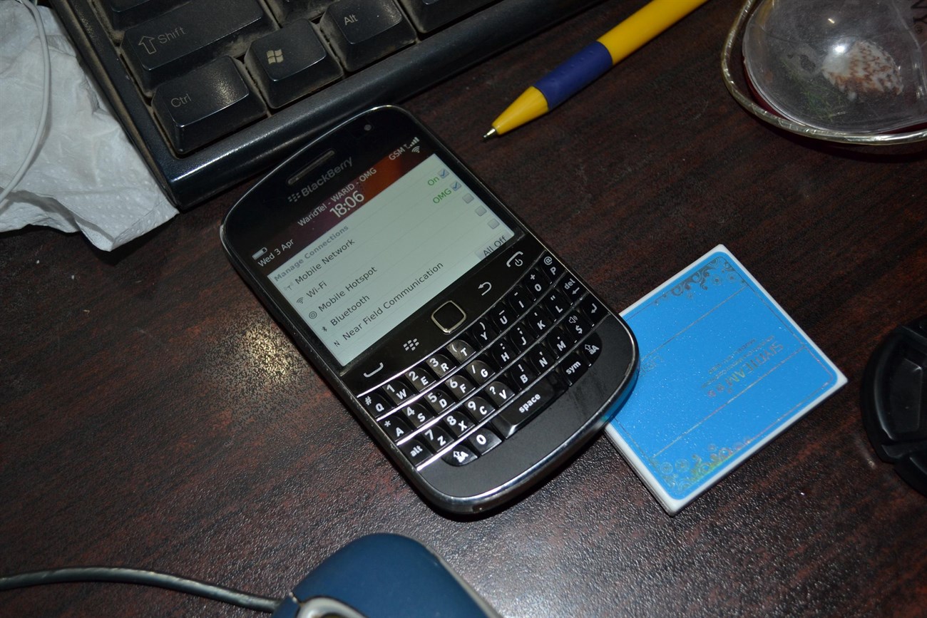 BlackBerry Bold 9900 có màn hình cảm ứng điện dung rộng 2.8 inch (640 x 480 pixel, 286 ppi) BlackBerry Bold 9900 có màn hình cảm ứng điện dung rộng 2.8 inch (640 x 480 pixel, 286 ppi)