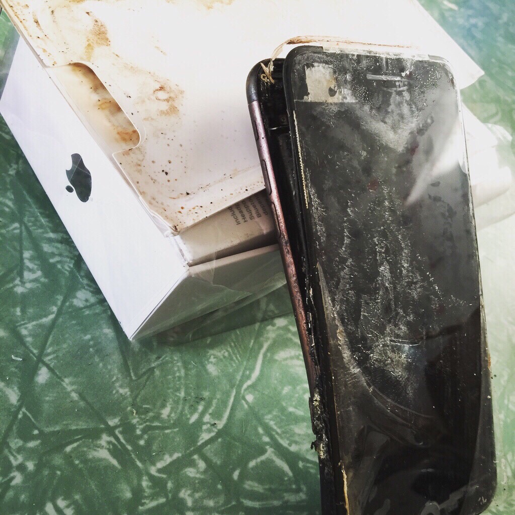 Sau Galaxy Note 7, đến lượt iPhone 7 cũng phát nổ Sau Galaxy Note 7, đến lượt iPhone 7 cũng phát nổ