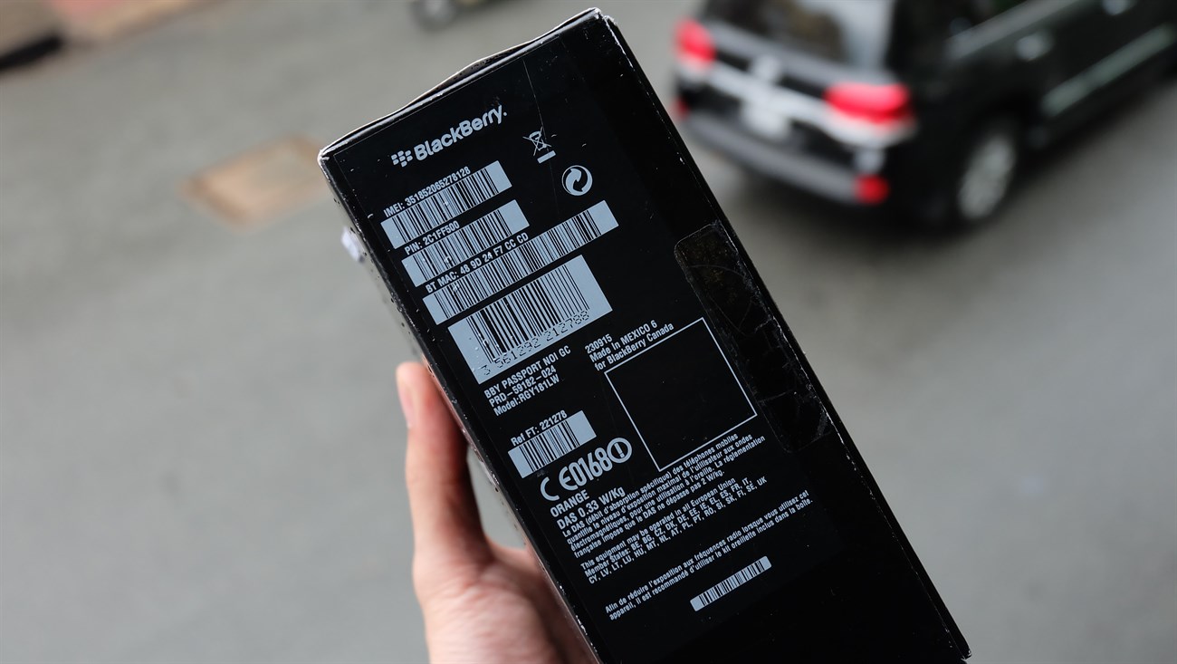 Trên tay nhanh hàng hot Blackberry Passport Trên tay nhanh hàng hot Blackberry Passport