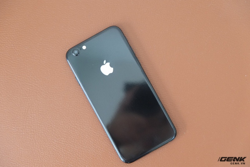 Hình ảnh iPhone 6 độ lên iPhone 7 Jet Black, logo còn có thể phát sáng Hình ảnh iPhone 6 độ lên iPhone 7 Jet Black, logo còn có thể phát sáng