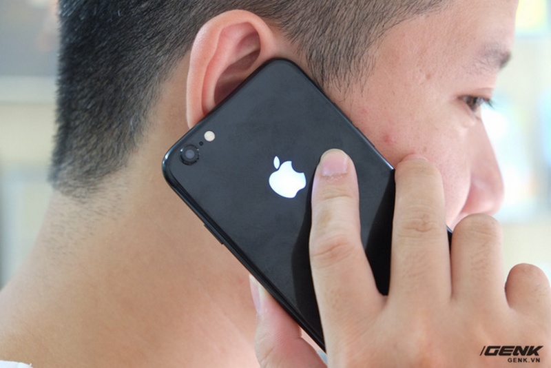 Hình ảnh iPhone 6 độ lên iPhone 7 Jet Black, logo còn có thể phát sáng Hình ảnh iPhone 6 độ lên iPhone 7 Jet Black, logo còn có thể phát sáng