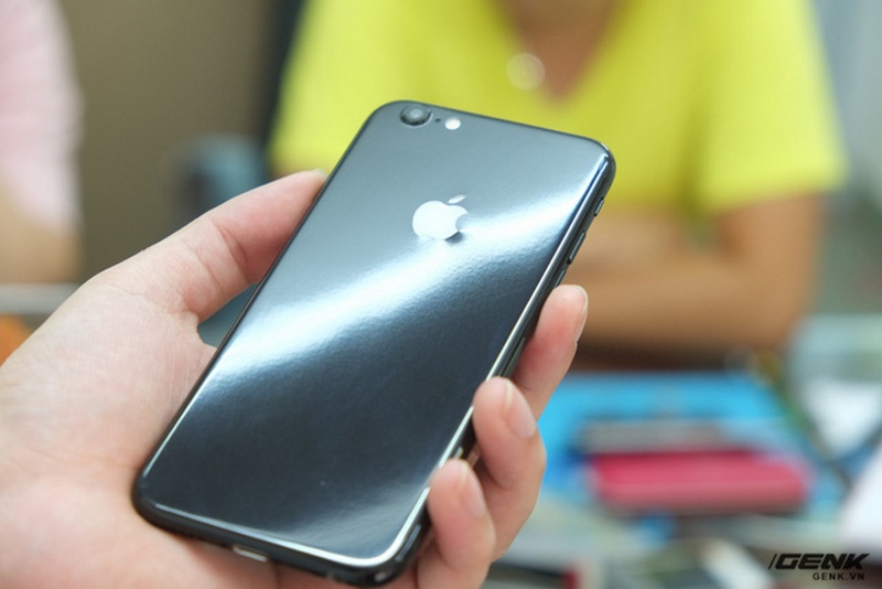 Hình ảnh iPhone 6 độ lên iPhone 7 Jet Black, logo còn có thể phát sáng Hình ảnh iPhone 6 độ lên iPhone 7 Jet Black, logo còn có thể phát sáng