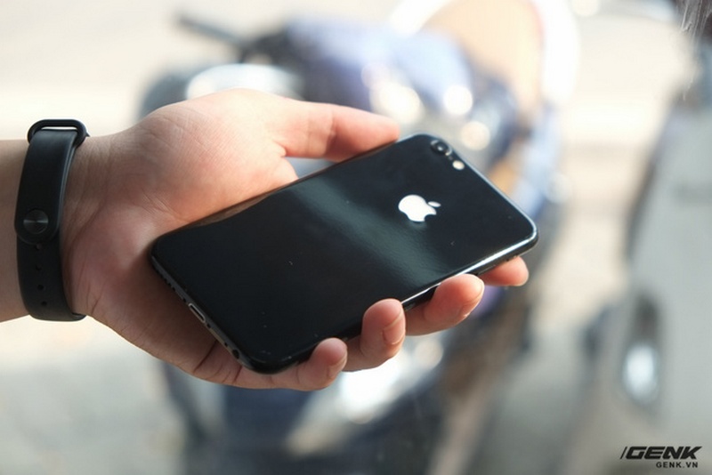 Hình ảnh iPhone 6 độ lên iPhone 7 Jet Black, logo còn có thể phát sáng Hình ảnh iPhone 6 độ lên iPhone 7 Jet Black, logo còn có thể phát sáng