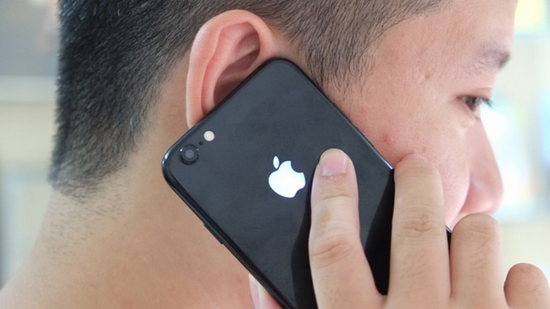 Hình ảnh iPhone 6 độ lên iPhone 7 Jet Black, logo còn có thể phát sáng Hình ảnh iPhone 6 độ lên iPhone 7 Jet Black, logo còn có thể phát sáng