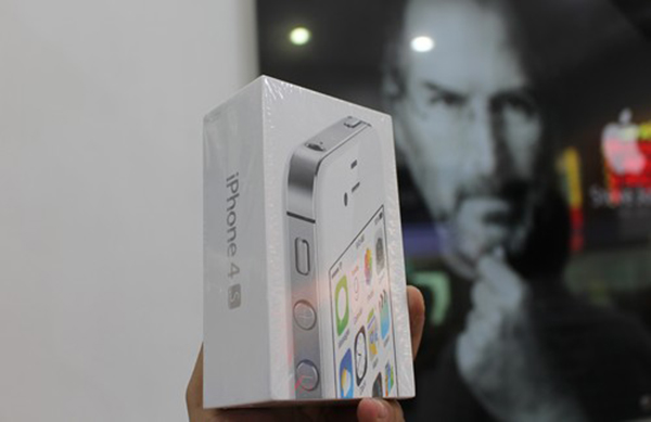iPhone4s iPhone 4s nguyên seal về Việt Nam giá 3.2 triệu đồng