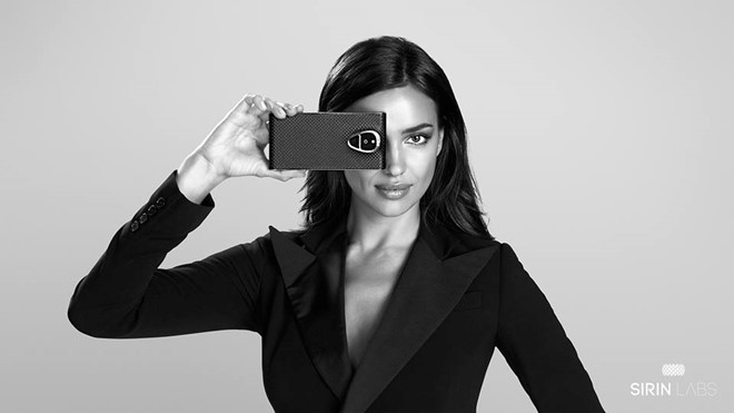 Siêu mẫu Irina Shayk cùng chiếc điện thoại đột phá về công nghệ bảo mật Solarin. Siêu mẫu Irina Shayk cùng chiếc điện thoại đột phá về công nghệ bảo mật Solarin.