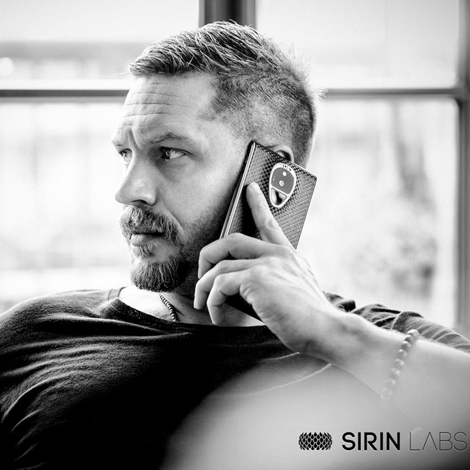 Nam tài tử Tom Brady là đại sứ cho thương hiệu điện thoại cao cấp này. Nam tài tử Tom Brady là đại sứ cho thương hiệu điện thoại cao cấp này.