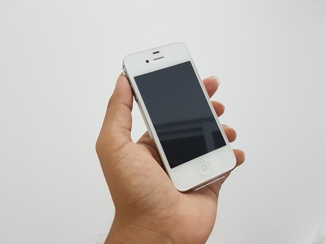 iPhone 4S nguyên seal chưa active về VN giá 2.5 triệu đồng iPhone 4S nguyên seal chưa active về VN giá 2.5 triệu đồng